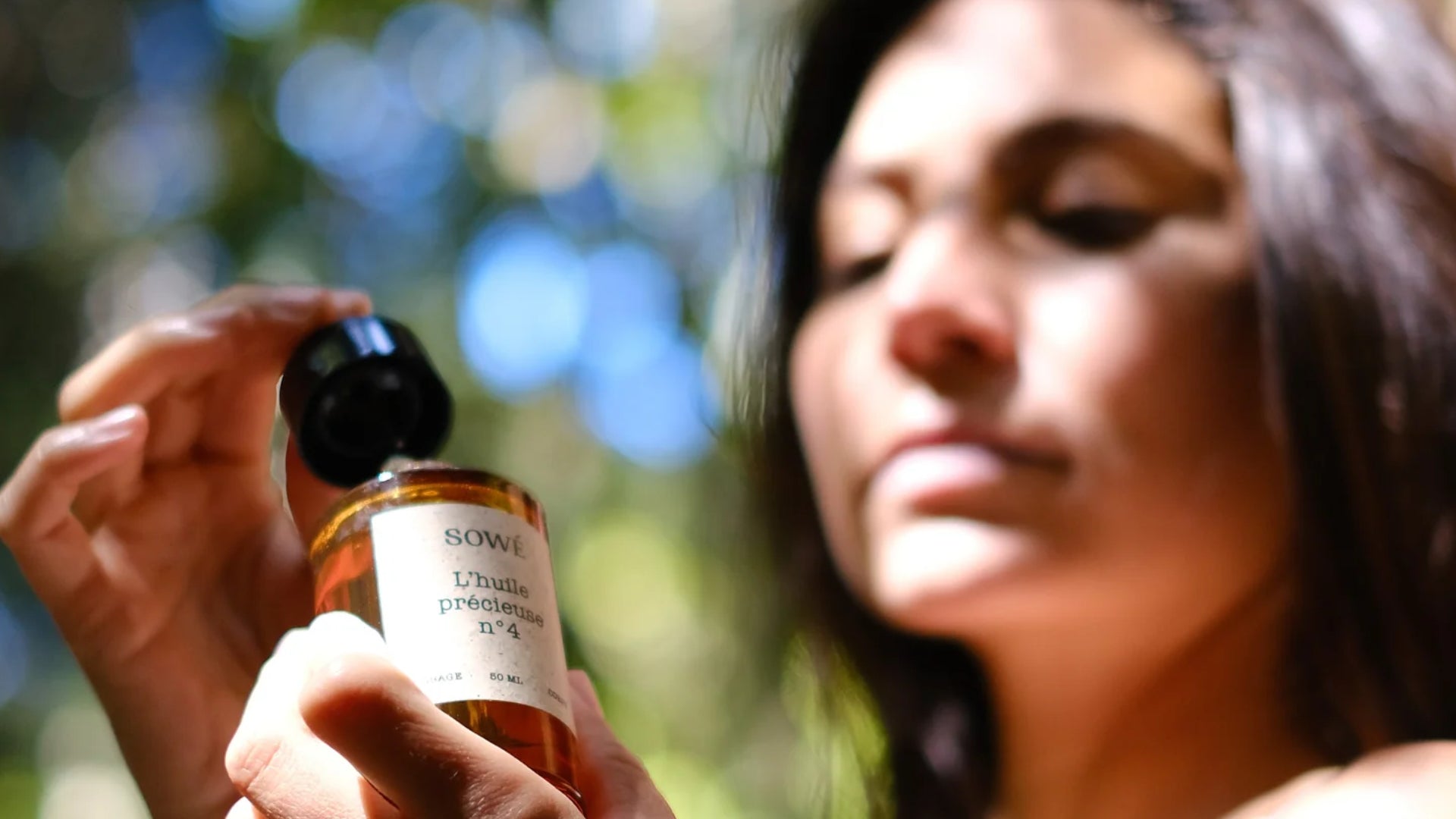 Améliorez votre skincare routine en profitant des bénéfices du CBD grâce à L'huile précieuse Sowé Foto