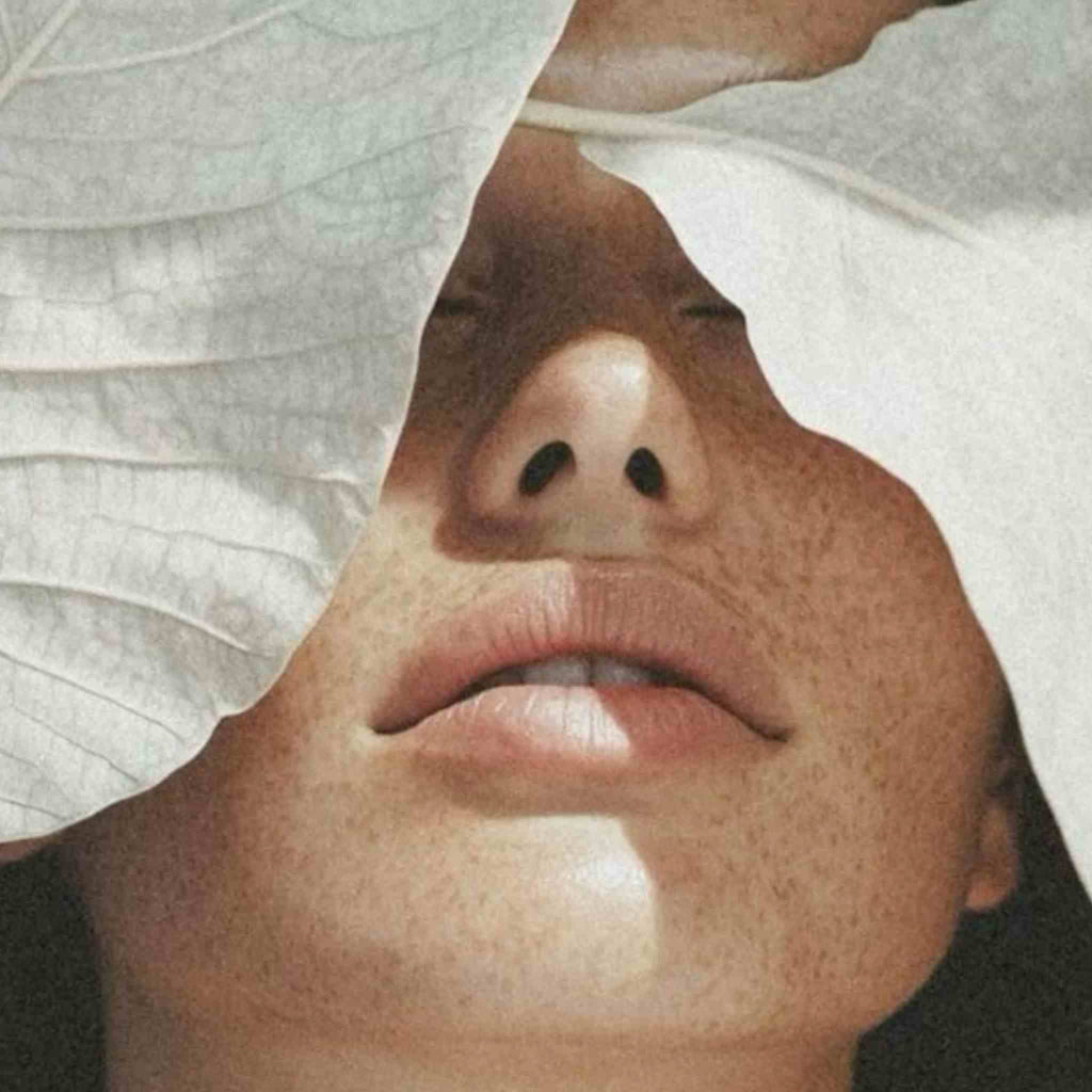 visage naturelle à la peau parfaite et avec taches de rousseurs