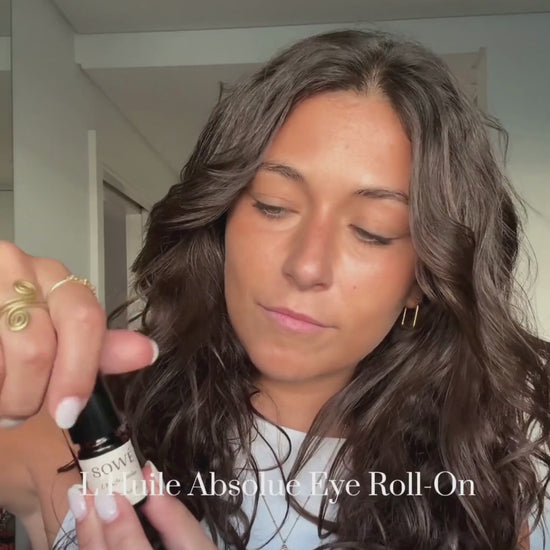 Application de du rollon pour les yeux SOWÉ - l'Huile Abolue à la figue de Barbarie et ses bienfaits sur la peau 